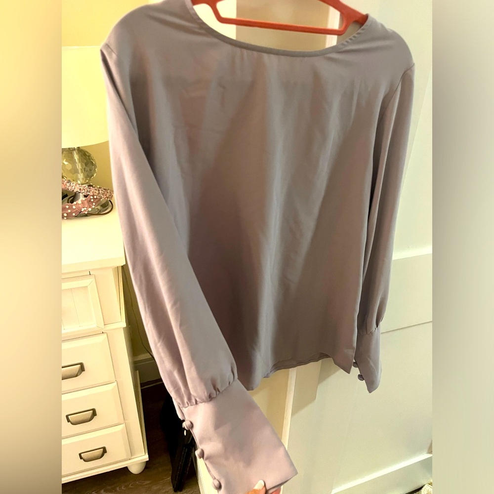 Gray Lulus blouse with buttons on the cuff
